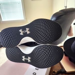 Under Armour sneakers size 9 in black with white bottom.